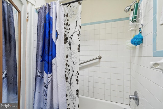 bathroom with shower / tub combo