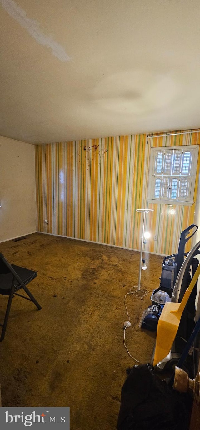 unfurnished room featuring carpet floors