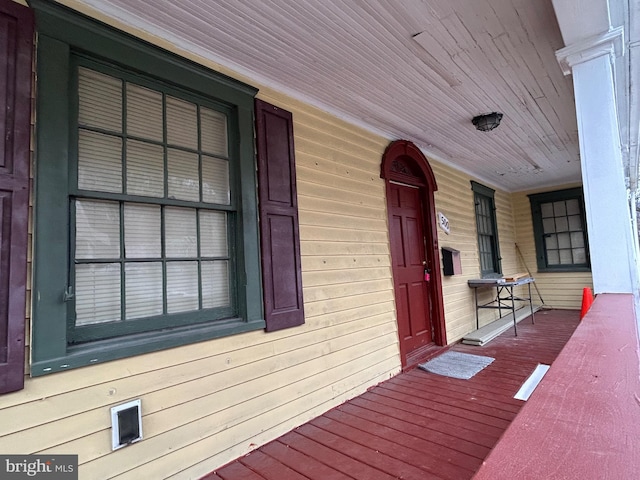 property entrance with covered porch