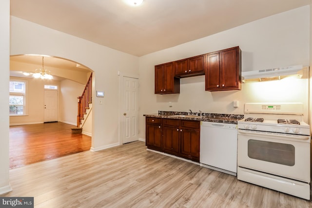 kitchen with sink, an inviting chandelier, ventilation hood, light hardwood / wood-style floors, and white appliances