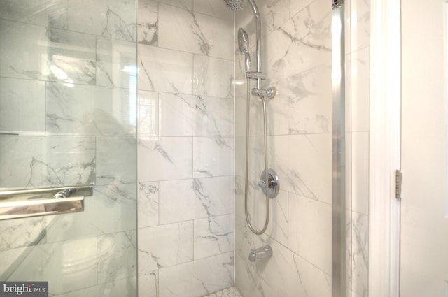 bathroom featuring a tile shower