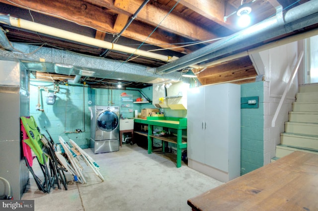 basement with sink and washing machine and clothes dryer