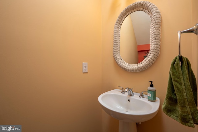 bathroom featuring sink