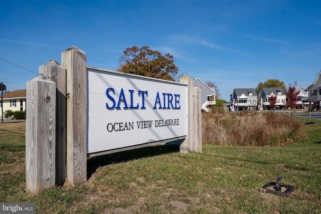 community sign with a yard