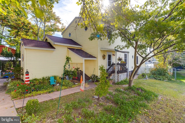 view of front facade with a front yard