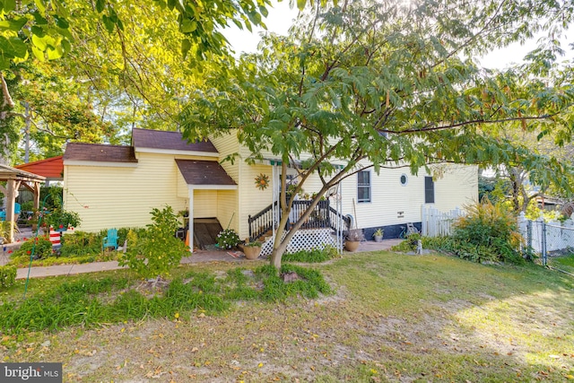 back of house featuring a yard