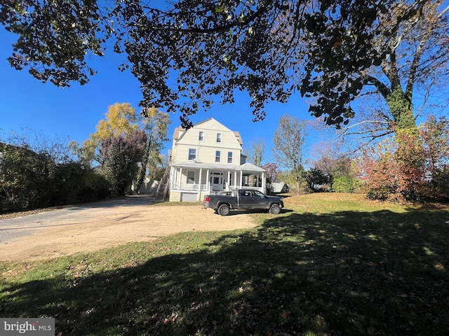 view of front facade featuring a front yard