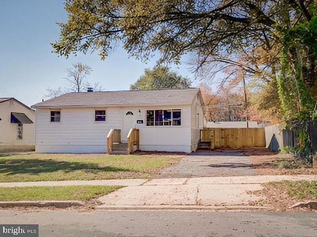 view of front of property featuring a front lawn