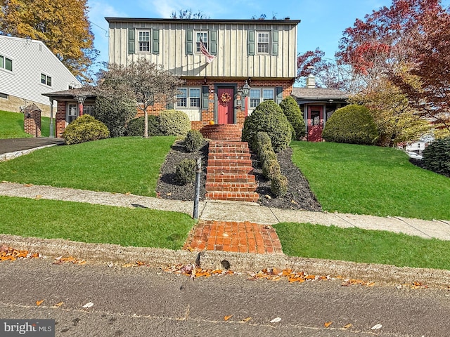 view of front facade with a front lawn