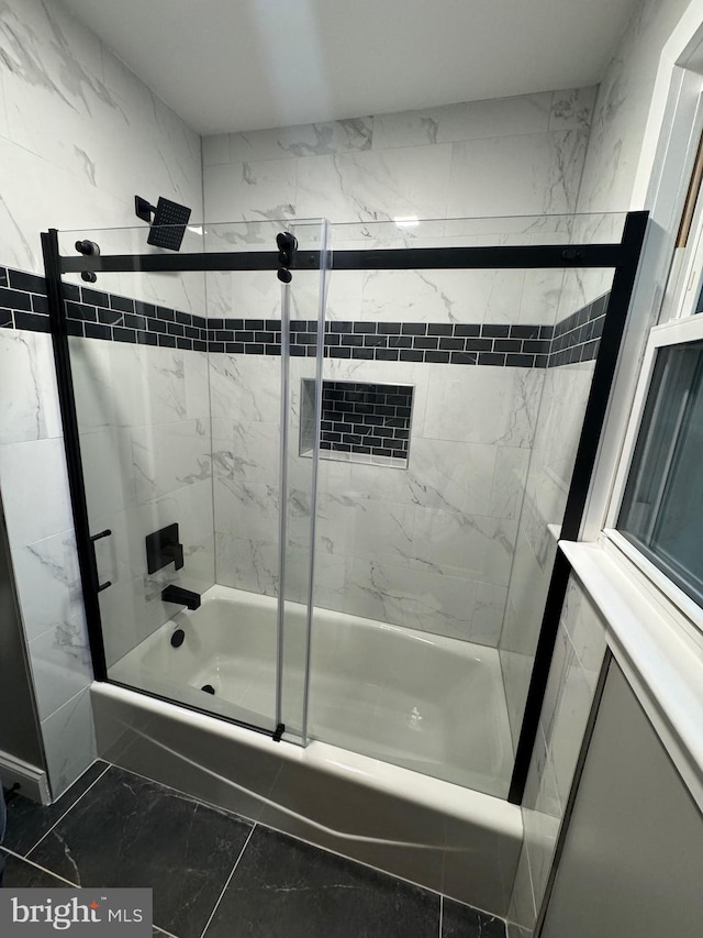 bathroom with combined bath / shower with glass door