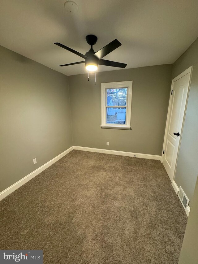 carpeted empty room featuring ceiling fan