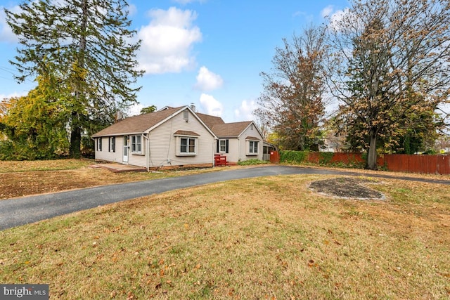 view of front of property featuring a front yard