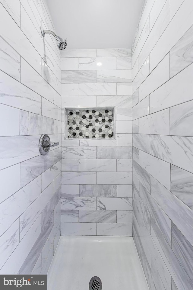 bathroom featuring a tile shower