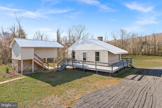 view of front facade featuring a wooden deck and a front lawn