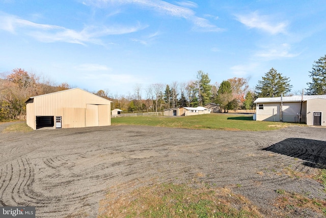 view of yard featuring an outdoor structure