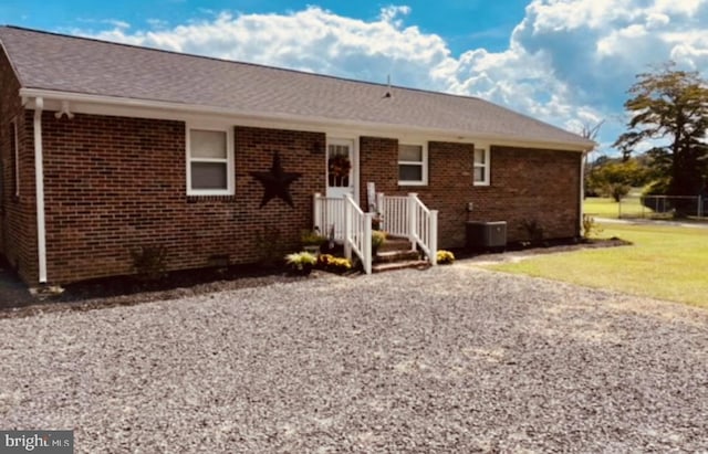 view of front of home featuring a front lawn