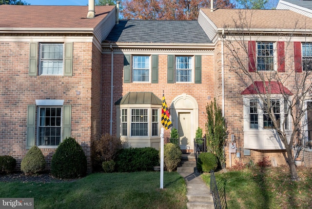 view of front of property featuring a front yard