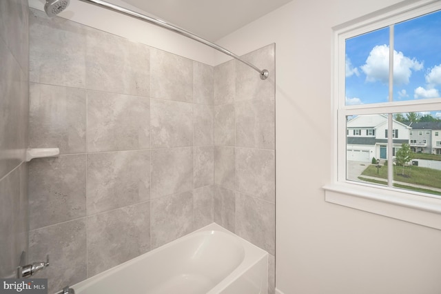 bathroom with tiled shower / bath