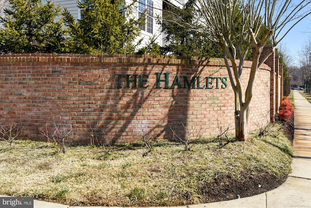 view of community / neighborhood sign