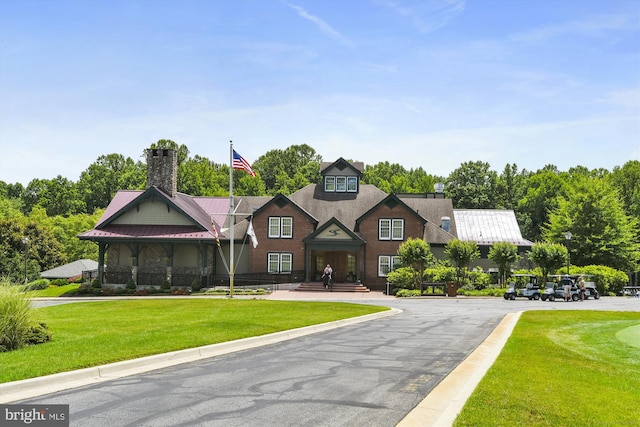 view of front of house featuring a front yard