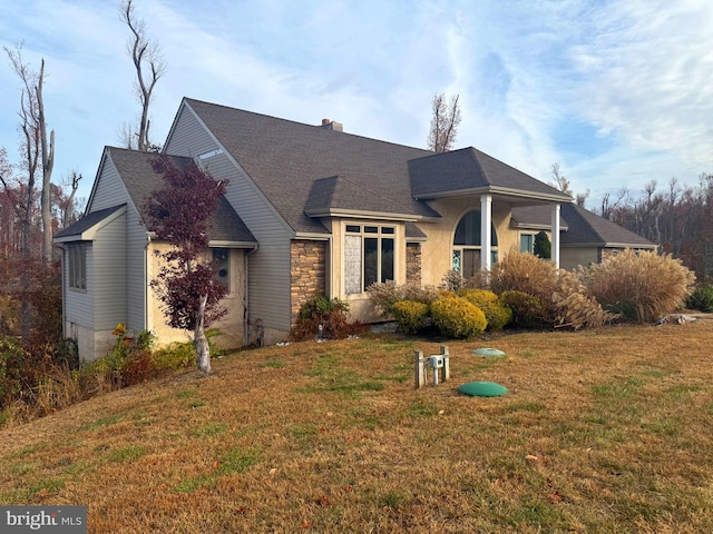 view of front of house featuring a front lawn