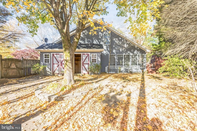 view of front of property with an outdoor structure