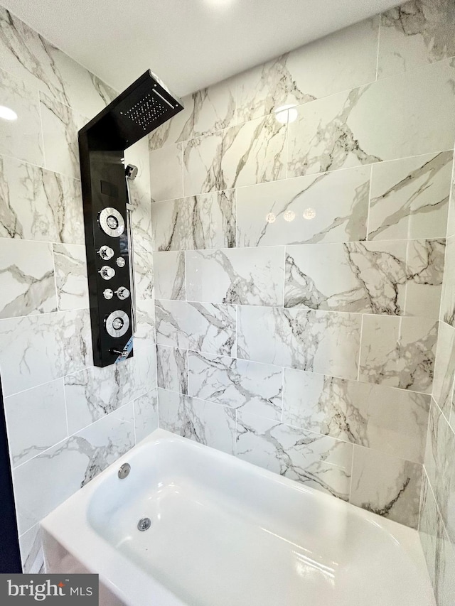 bathroom featuring tiled shower / bath