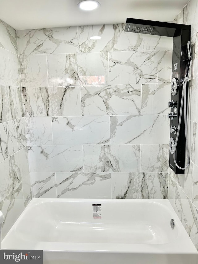 bathroom featuring tiled shower / bath