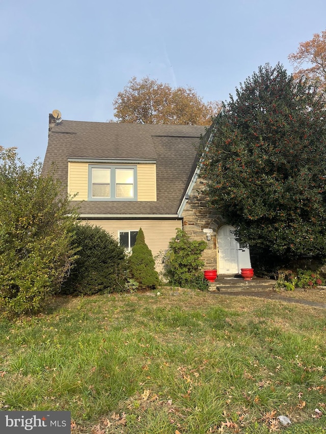 view of front of home featuring a front lawn