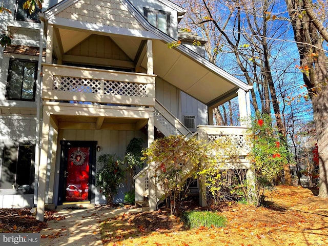 view of front of home featuring a balcony