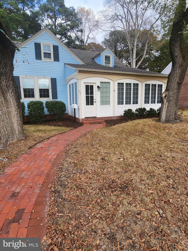 view of front of house featuring a front lawn