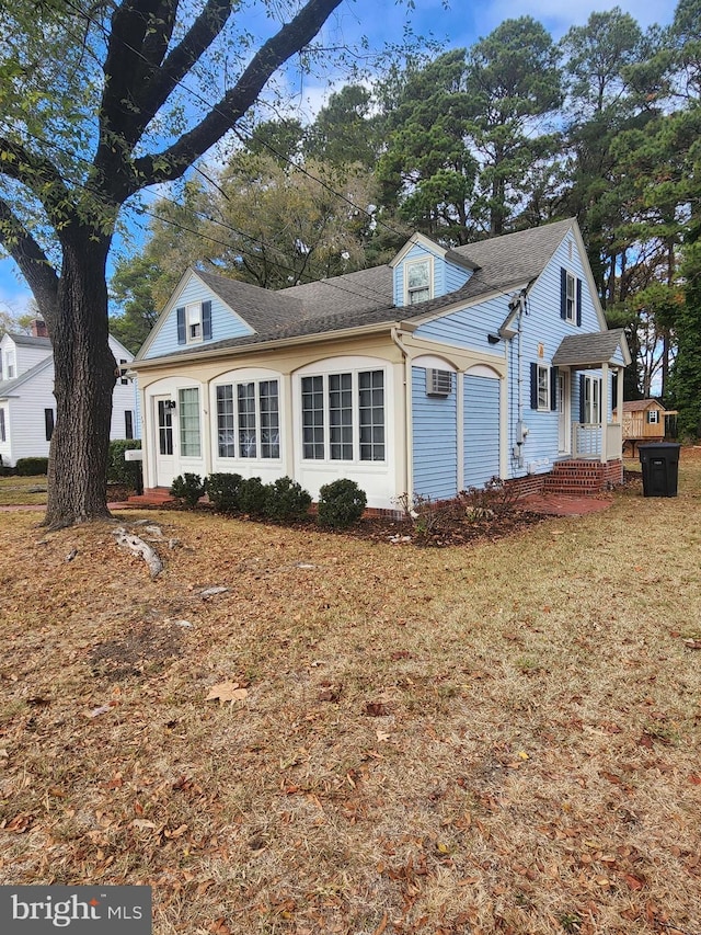 view of front of home featuring a front yard