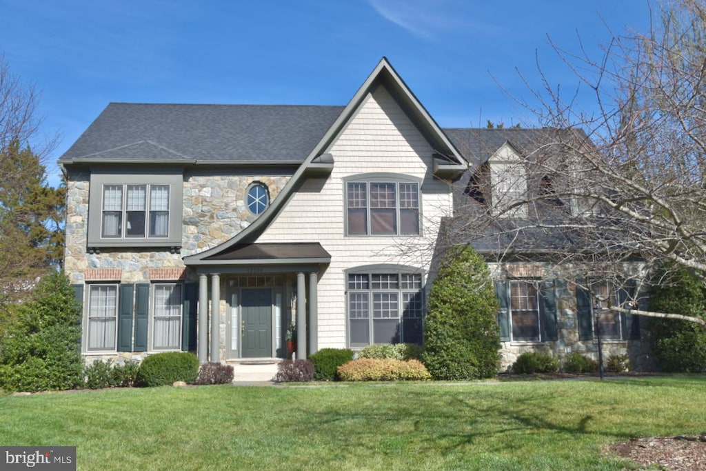 view of front of house featuring a front lawn