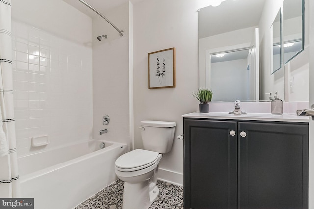 11 Rocky Green Ln, Gettysburg, PA 17325 - full bath with toilet, baseboards, shower / bathtub combination with curtain, and vanity