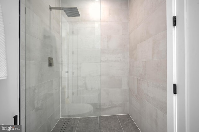 bathroom featuring a tile shower