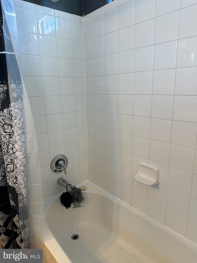 bathroom with shower / tub combo with curtain