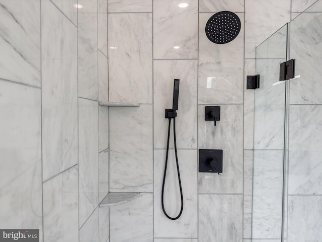 room details featuring a tile shower