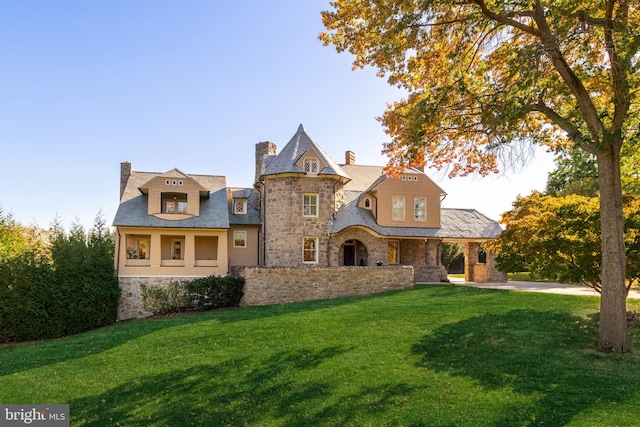 view of front of property featuring a front lawn