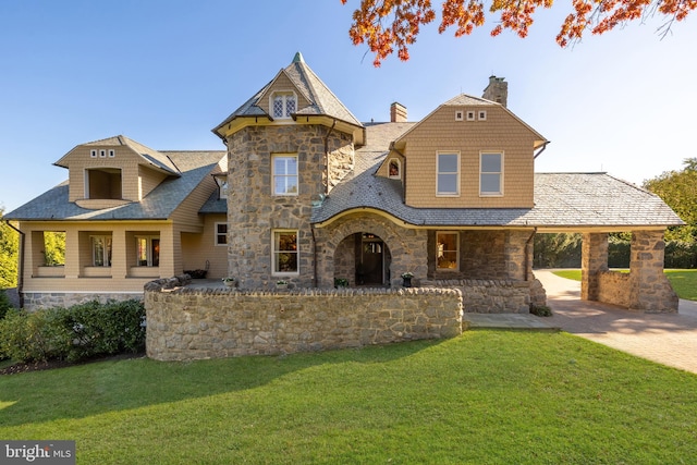 view of front of property with a front yard