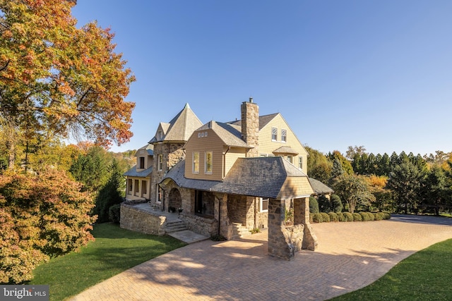 view of front of property with a front yard