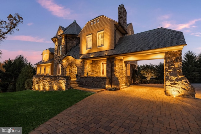 view of front of property featuring a lawn