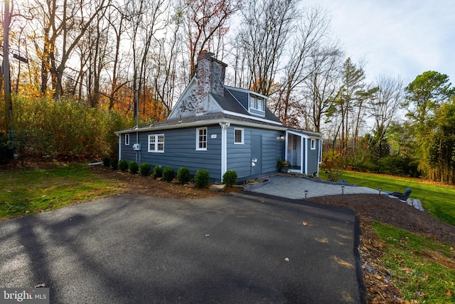 view of front of home with a front lawn