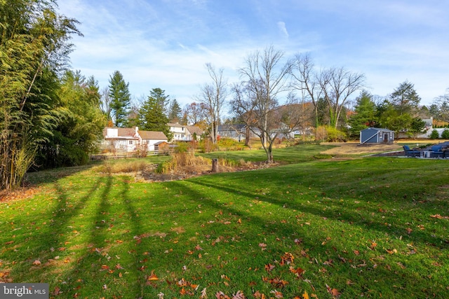 view of yard featuring an outbuilding