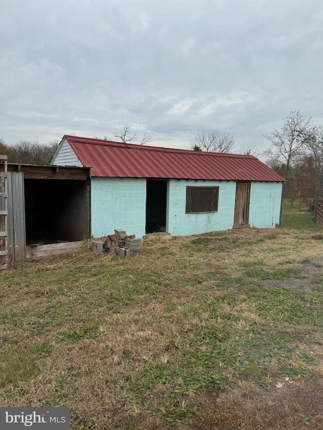 view of outdoor structure featuring a lawn