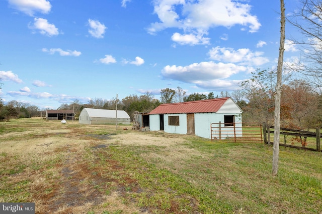 view of yard featuring an outbuilding