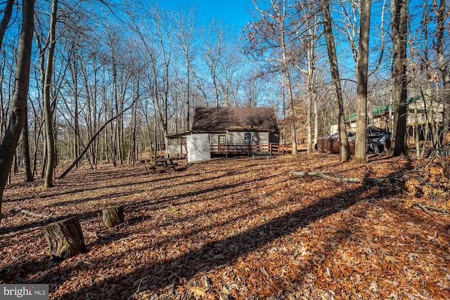 view of yard with an outdoor structure