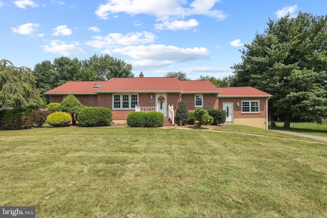 ranch-style home featuring a front lawn