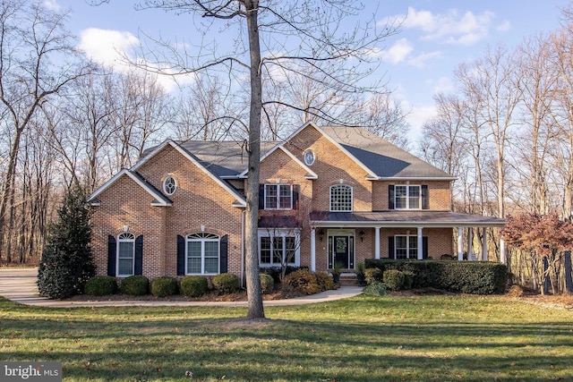 view of front facade featuring a porch and a front lawn