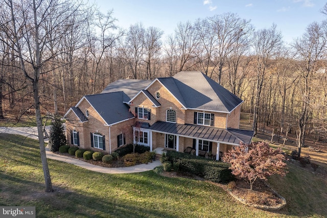 view of front of property featuring a porch and a front yard