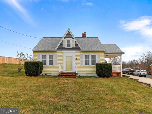 view of front facade with a front yard